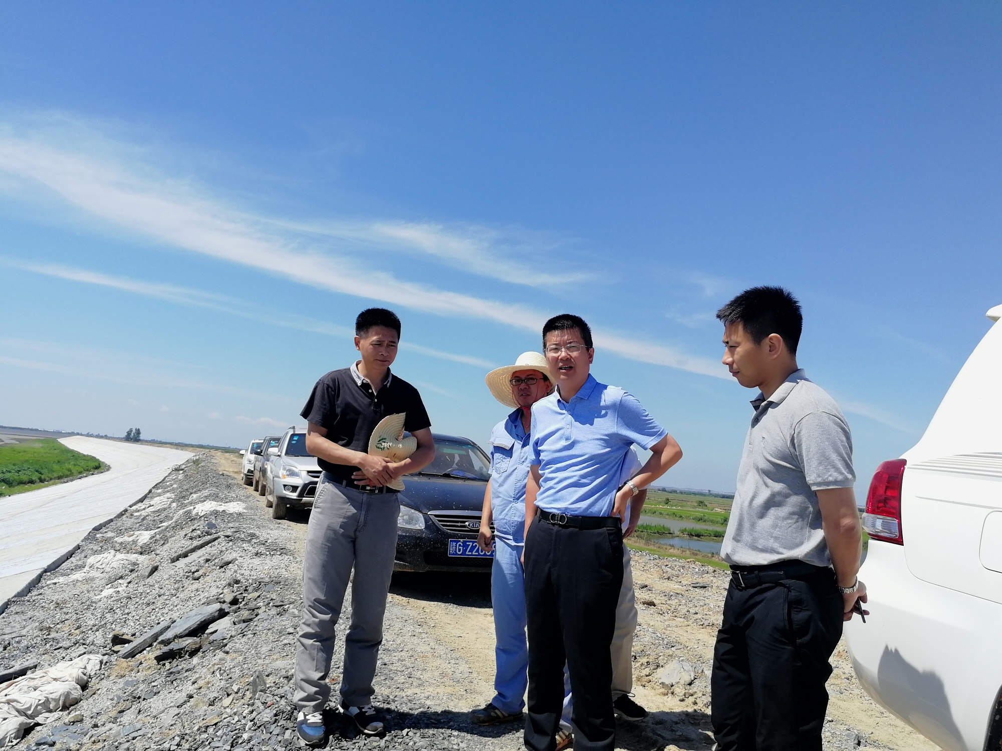 共青城市市委書記王豐鵬一行至共青城市  漿潭聯(lián)圩加固整治工程施工現(xiàn)場檢查指導(dǎo)工作